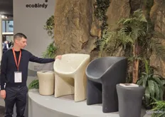 Joris Vanbriel van het B-Corp gecertificeerde bedrijf ecoBirdy. De onderneming maakt in België meubels van gerecyclede materialen.